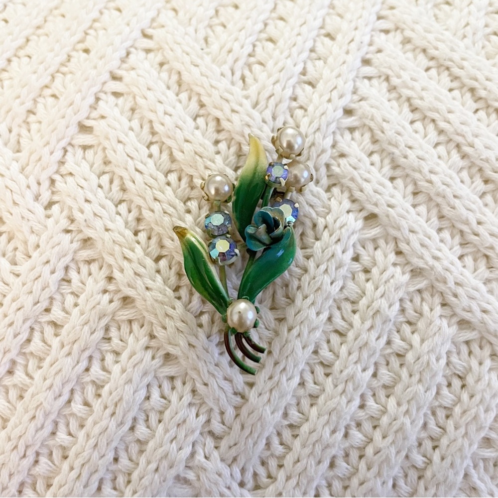 Vintage Flower Pin Brooch with Pearls and Stones
